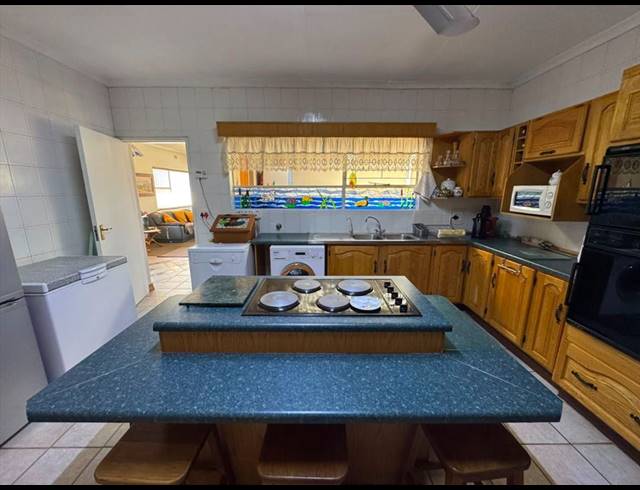 4 BEDROOM FREESTANDING FOR SALE IN GLEN MARAIS